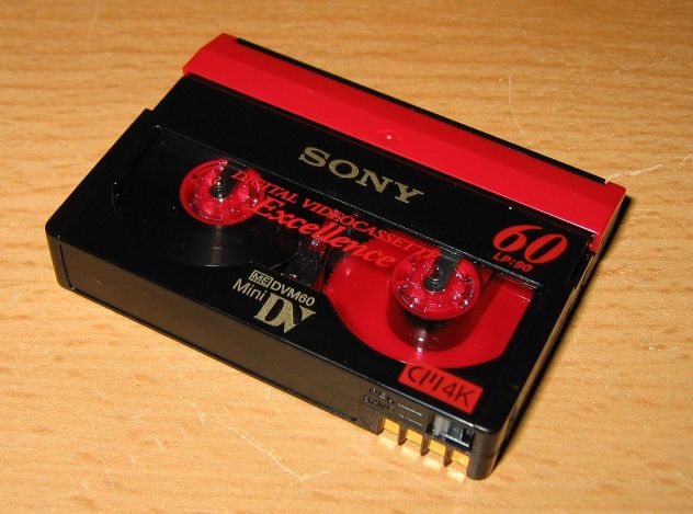 Riverso le vecchie VHS ,mini dv, super 8 e qualsiasi formato in DVD-USB