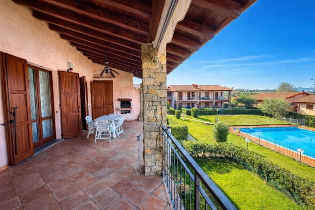 ESCLUSIVO TRILOCALE CON AMPIA TERRAZZA VISTA LAGO IN RESIDENCE CON PISCINA
