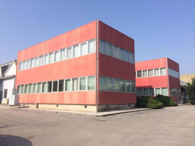 Immobile di 800 m² con più di 5 locali in affitto a Andezeno