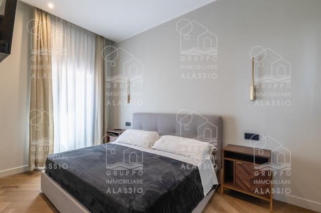Attico fronte mare con terrazzo, solarium e posto auto – affitto annuale - Foto 9