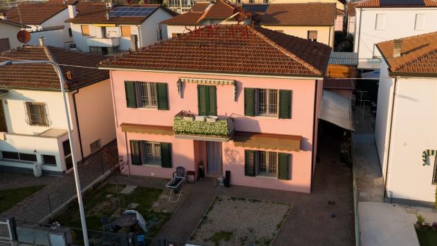 Casa bifamiliare con ampi servizi e corte esclusiva - Foto 2