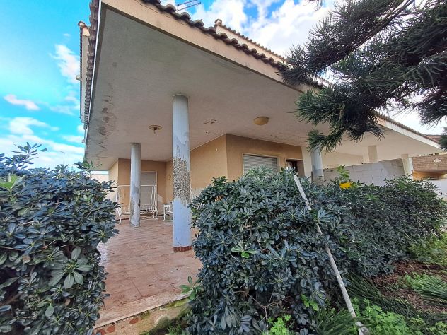 FANUSA:VILLA QUADRIVANI+DOPPI SERVIZI SU DUE LIVELLI A POCHI PASSI DAL MARE - Foto 3
