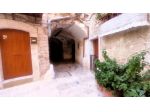 Bari, centro storico, locale con annesso servizio