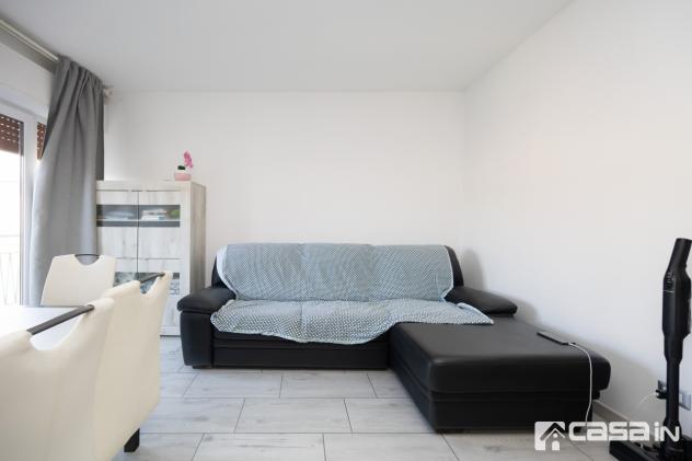 L'appartamento, ristrutturato internamente nel 2018, è composto da un luminoso soggiorno, da una cucina abitabile che si affaccia su un comodo balcone - Foto 7