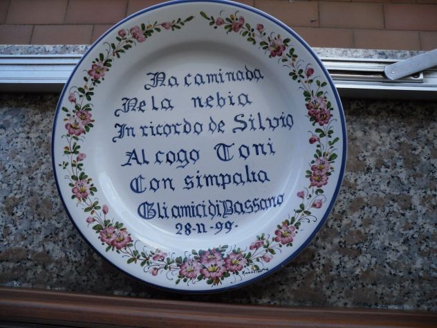 PIATTO DI CERAMICA DEL RICORDO LA CAMINADA NE LA NEBIA IN RICORDO DE SILVIO -