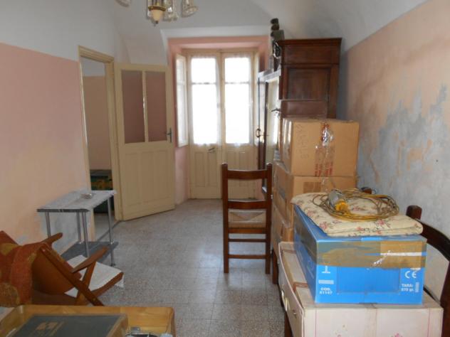 In zona centrale, ex cascinale composta da abitazione al piano terra: cucinino, tinello, tre vani e bagno; sempre al piano terra magazzino e box auto. - Foto 14