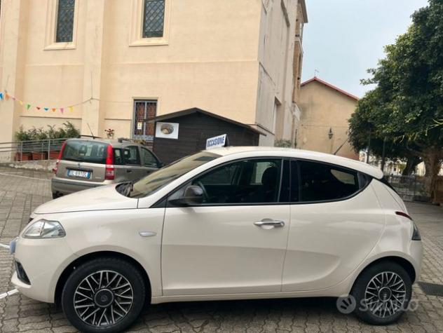 Lancia Ypsilon 1.2 69 CV 5 porte S&S Platinum CV 6 - Foto 3