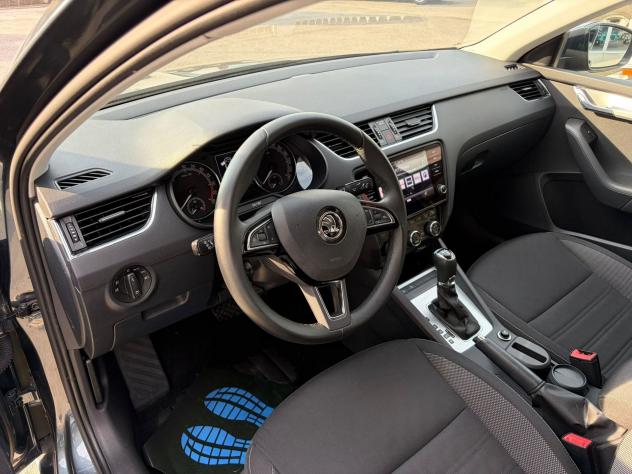 Škoda Octavia 2.0 TDI CR DSG Executive - Foto 8