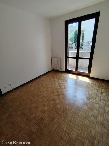 Vedano al Lambro, ampio trilocale con giardino. - Foto 12