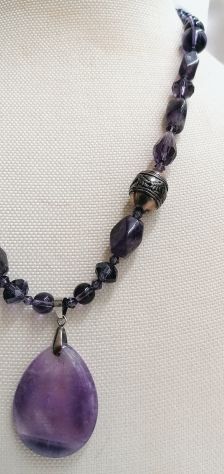 ORIGINALE COLLANA IN AMETISTA NATURALE E CRISTALLI CON PENDENTE IN AMETISTA. - Foto 2