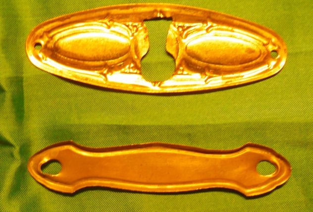 N° 2 PIASTRINE DIVERSE 1 CON BOCCHETTA E L'ALTRA SENZA IN OTTONE - - Foto 2