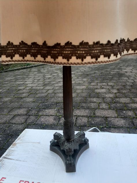 LAMPADA DA TAVOLO  ANTICA  IN LEGA CON CAPPELLO IN TELA - Foto 4