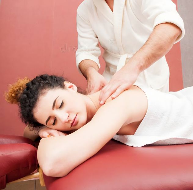 Massaggiatore anche a domicilio per donna Tel:3793528379