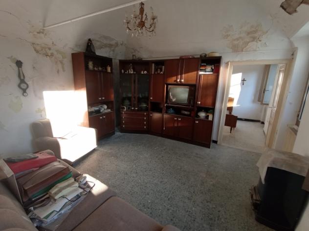 VENDESI A VILLA VIANI ALLOGGIO DI TRE VANI CON CANTINA DA RISISTEMARE - Foto 4