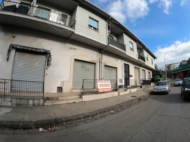 Locale commerciale di 40 mq con 2 vetrine