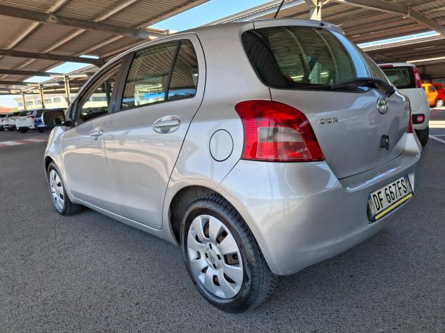 Toyota Yaris 1.3 BENZINA-OK NEOPATENTATI. - Foto 9