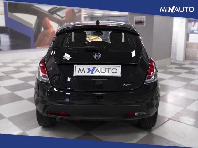 Lancia Ypsilon 1.0 Firefly Hybrid Silver 70CV 5 Porte - Foto 4