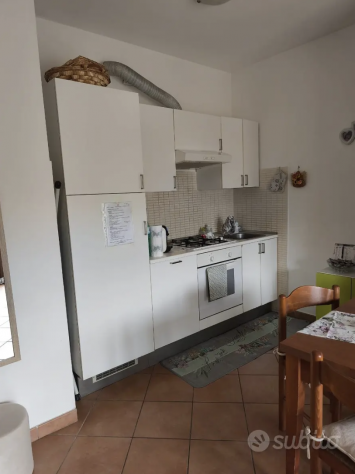 POMEZIA MONOLOCALE ARREDATO CON AMPIO PORTICO E POSTO AUTO PRIVATO. - Foto 4