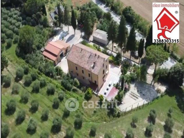 Chiusi vendesi rustico 18 vani 780 Mq