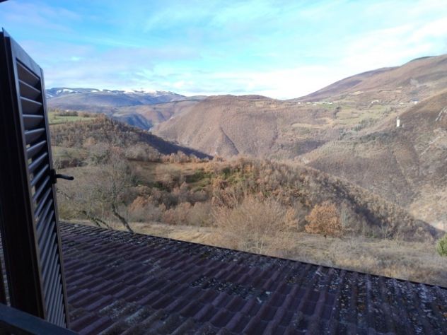 Splendida villa con parco in una panoramica frazione a 4 km da Cascia. - Foto 9