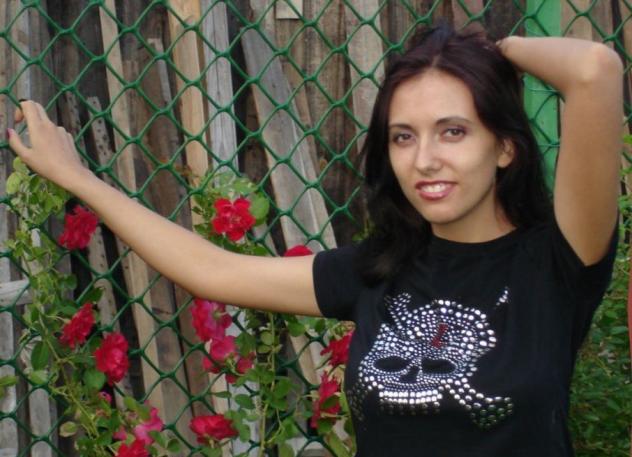Donna di Acireale, 25 anni.  Fisico Normale Tel: