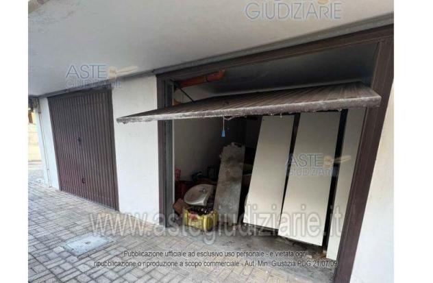 IMMOBILI-IMMOBILE COMMERCIALE-TRAVERSA VIA DELLA LIBERTA