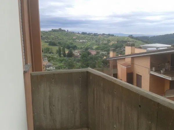 CASTELNUOVO DI PORTO BILOCALE ARREDATO CON BALCONE,POSTO AUTO E CANTINA - Foto 3