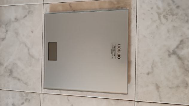 OMRON Bilancia pesapersone digitale