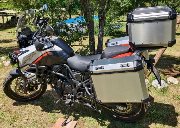 Benelli TRK 702 X – Luglio 2025 – 9.300 km – Tris valigie alluminio + MIVV + acc