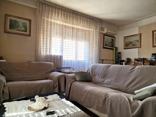 Marina di Massa, centro e a 200 m dal mare, appartamento al primo piano composto da ingresso, sala, cucina, disimpegno, due camere matrimoniali, bagno - Foto 3