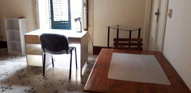 A PALERMO NEL CENTRO STORICO OFFRO DUE STANZE PROSPICIENTI LA VIA ROMA