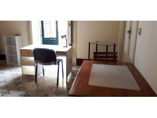 A PALERMO NEL CENTRO STORICO OFFRO DUE STANZE PROSPICIENTI LA VIA ROMA
