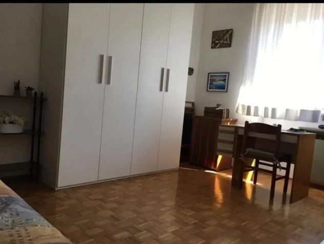 Stanza singola in trilocale con giardino privato