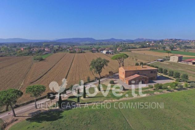 Rustico / Casale di 790 m² con più di 5 locali in vendita a Montepulciano