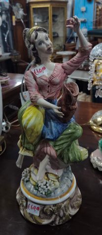 Statua Donna in Abiti Tradizionali con Brocca e Fiori – 25237
