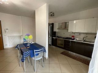 APPARTAMENTO disponibile da SETTEMBRE per 2 /3 STUDENTESSE - V.le Marconi