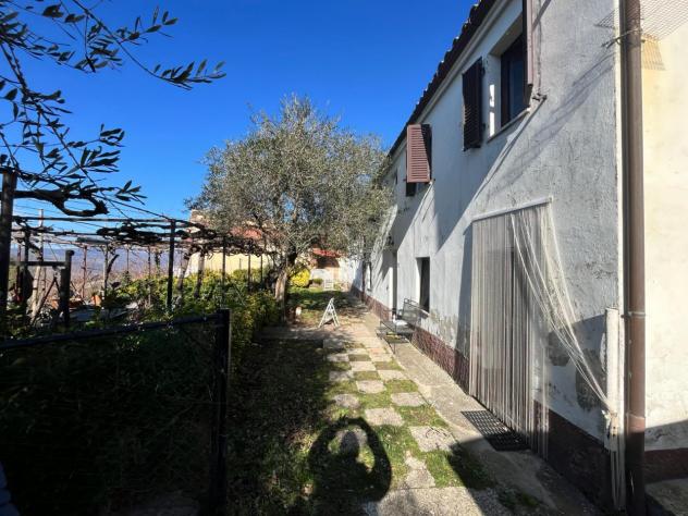 Nel Villaggio di Montebuono, a soli 10 km dalle Terme di Sorano e a 18 km da Pitigliano,
vendiamo un casale di circa 150 mq su due piani composto: Pi - Foto 3