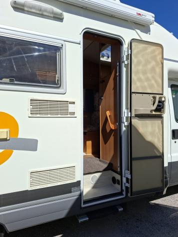 CAMPER BENIMAR DUCATO SEMINTEGRALE DINETTE LETTO FRANCESE PORTAMOTO CLIMATIZZATORE FOTOVOLTAICO CAMPEGGIO USATI GENERALI 1769 - Foto 5