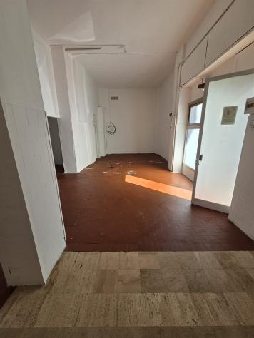 Negozio con tre vetrine, retro, bagno, cantina e box auto - Foto 7