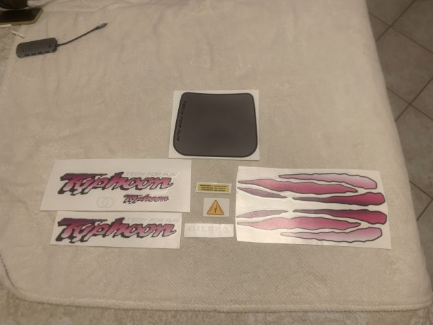 gilera thypoon adesivi neri e viola