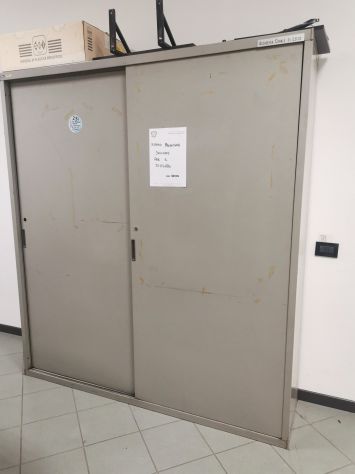 VENDO 2 ARMADI in METALLO con ante scorrevoli - Foto 4