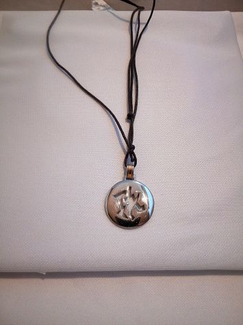 Collana ak292, cordoncino con ciondolo in acciaio.
