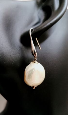 BELLISSIMI ORECCHINI PENDENTI CON GRANDE PERLA SCARAMAZZA E ARGENTO.