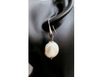BELLISSIMI ORECCHINI PENDENTI CON GRANDE PERLA SCARAMAZZA E ARGENTO.
