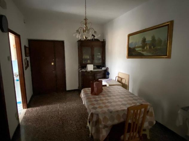 Pentalocale in vendita a Massa