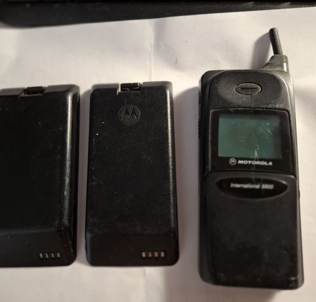 Motorola international 8900 con 2 portabatterie e caricabatterie non garantisco