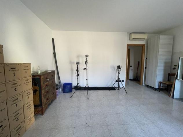 MONOLOCALE AL PIANO TERRA CON BOX - Foto 9