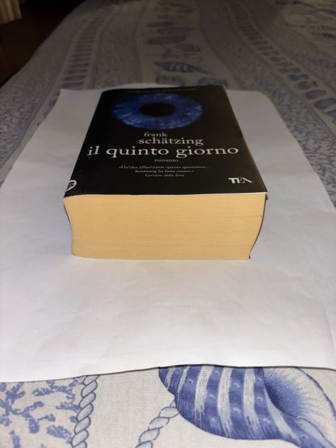 LIBRO BEST SELLER ROMANZO THRILLER IL QUINTO GIORNO DI FRANK SCHÄTZING,ANNO 2009 - Foto 2