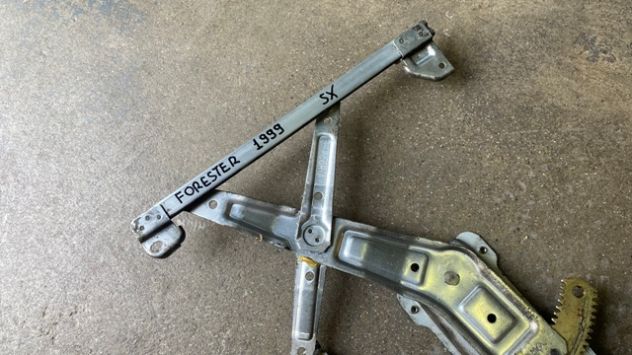 Alzacristallo posteriore SX Subaru Forester del 1999 - Foto 2