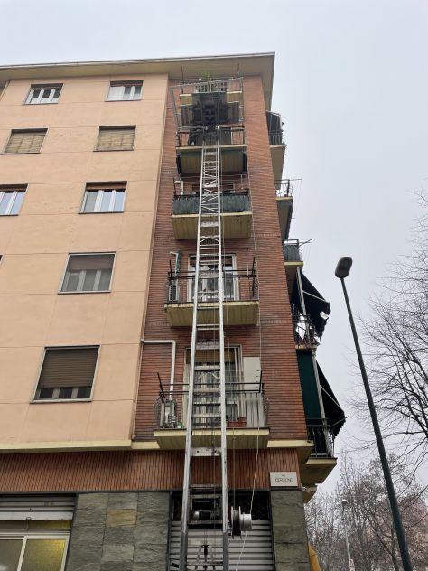 Noleggio autoscala per serramenti a Torino - Foto 3